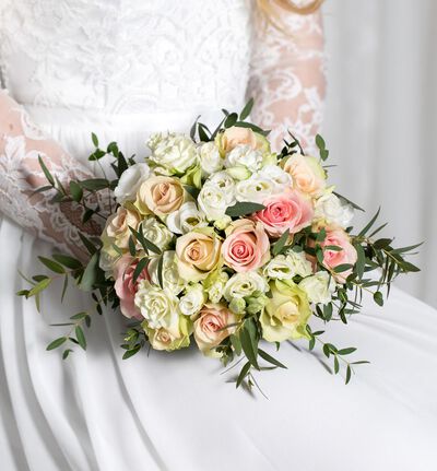 Liten brudebukett med rosa roser Liten brudebukett med rosa roser